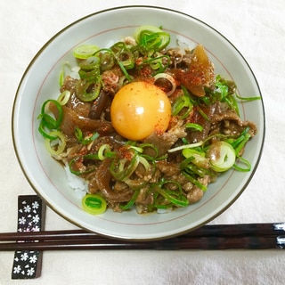 豚味噌で♪玉ねぎたっぷり刻みネギ玉豚みそ丼♡